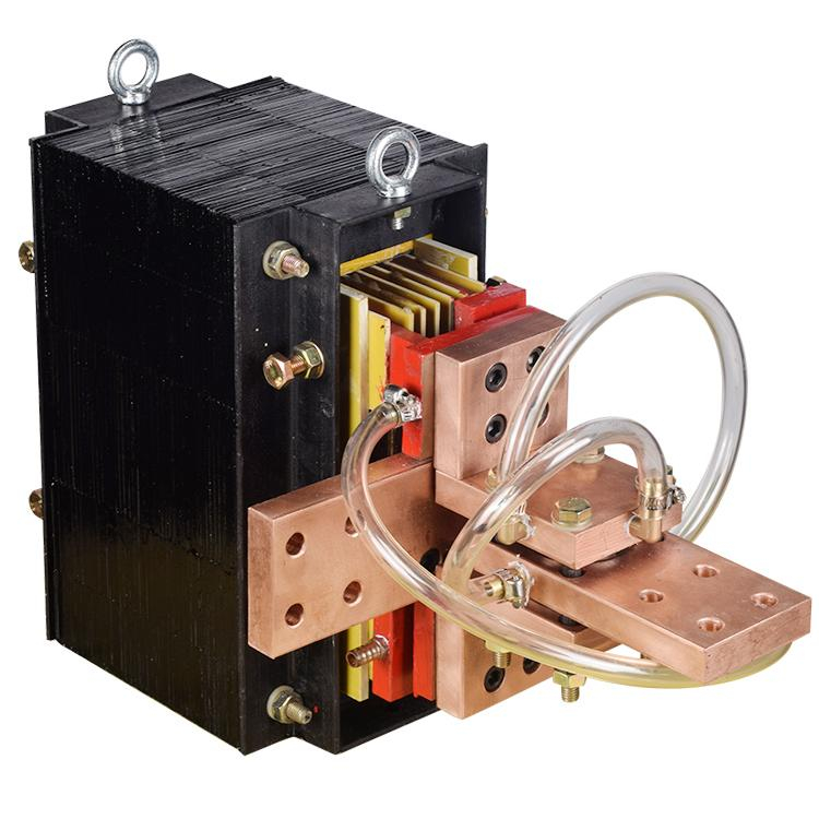 水冷變壓器在給鐵心疊片時(shí)要注意什么?