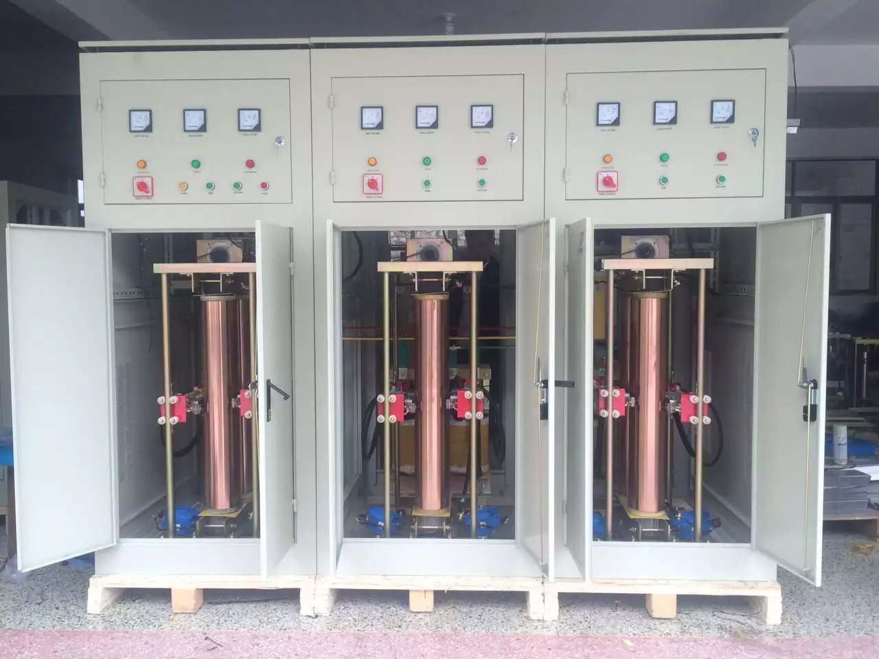 穩(wěn)壓電源 SBW-S-Y-1164 輸入電壓304－456V 輸出電壓380v 50Hz 功率1164KVA